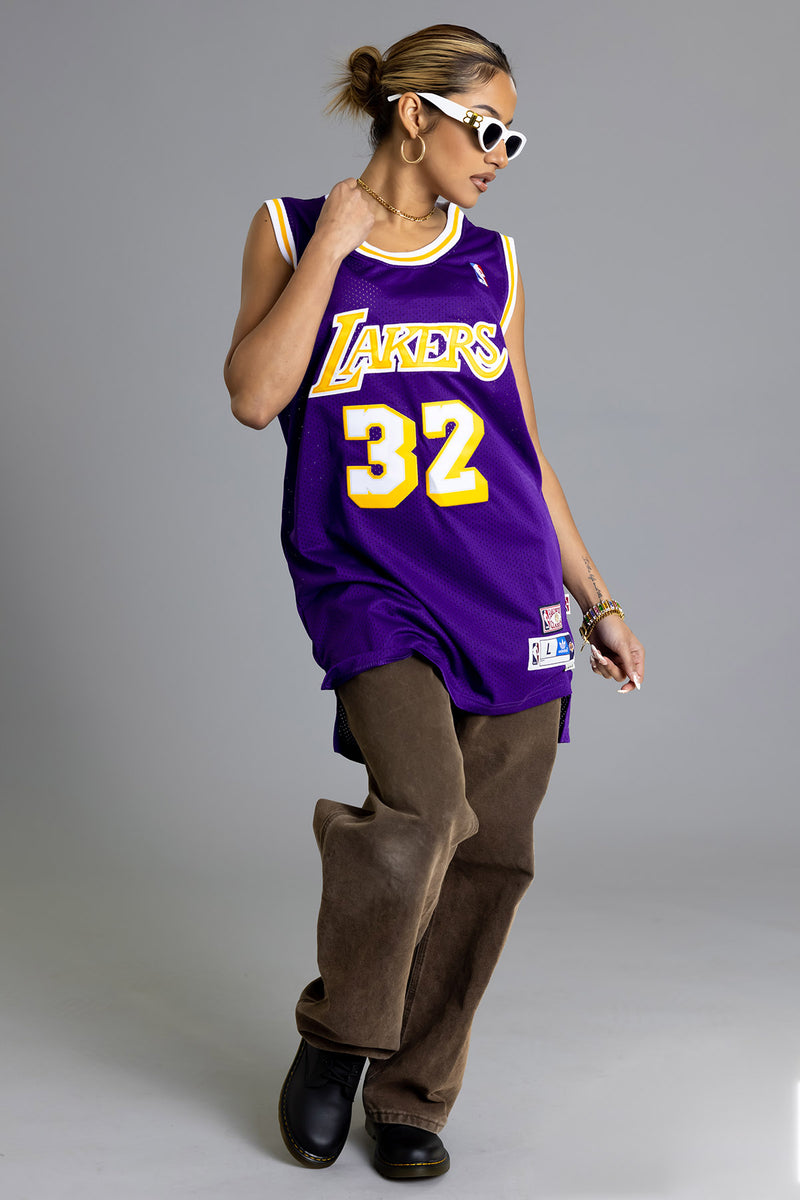 white lakers jersey outfit