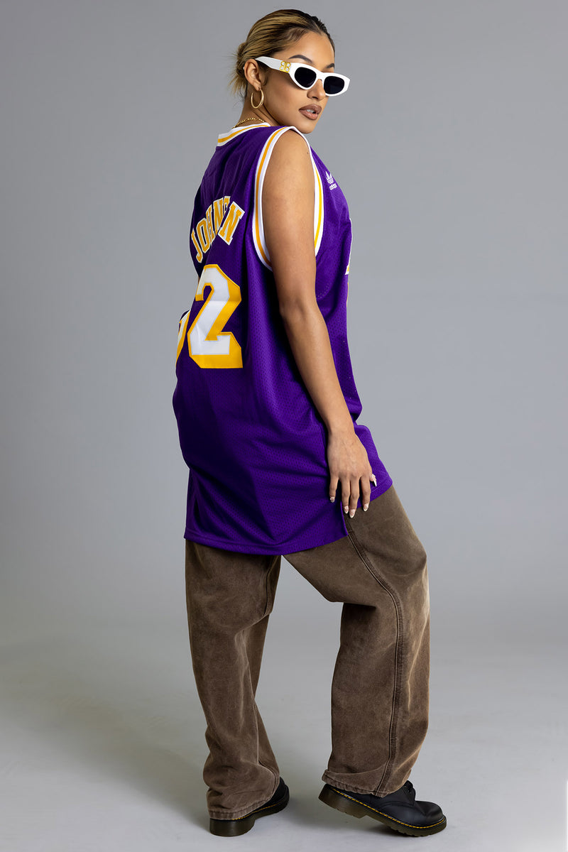 how to style a lakers jersey