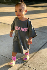 儿童深灰色和粉色 MEDI 格子 T 恤