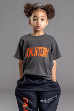 儿童深灰色和橙色喷雾 T 恤