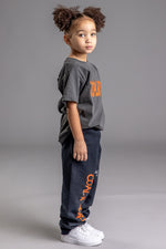 儿童深灰色和橙色喷雾 T 恤
