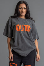 深灰色、橙色喷涂碳纤维 T 恤