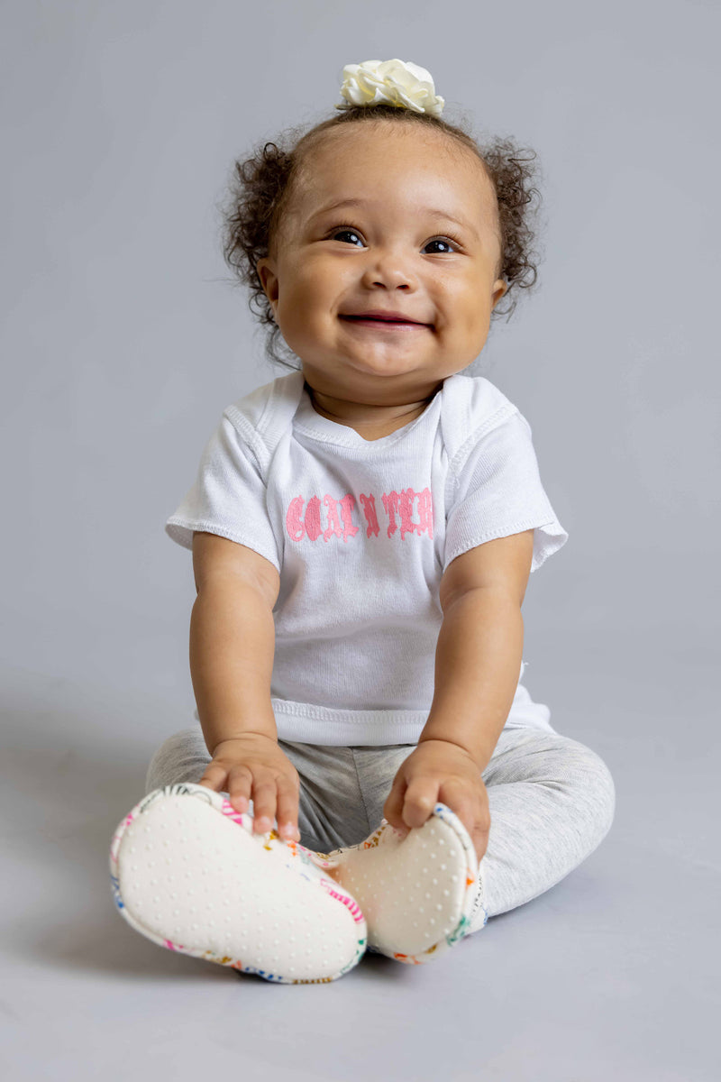 婴儿白色和粉色迷你医疗 T 恤