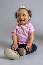 婴儿粉色 N 金色 BURBS T 恤